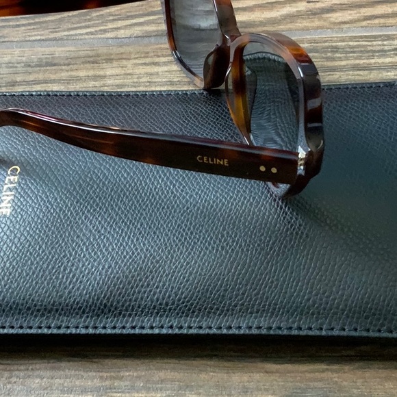 Celine Tortoise Sunnies - Picture 5 of 9